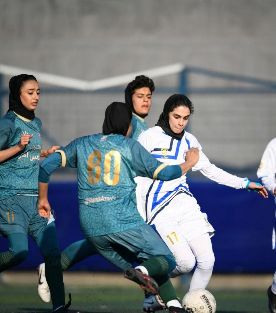 اولین بازی تیم فوتبال زنان استقلال مقابل شمس آذر با نتیجه صفر - صفر مساوی