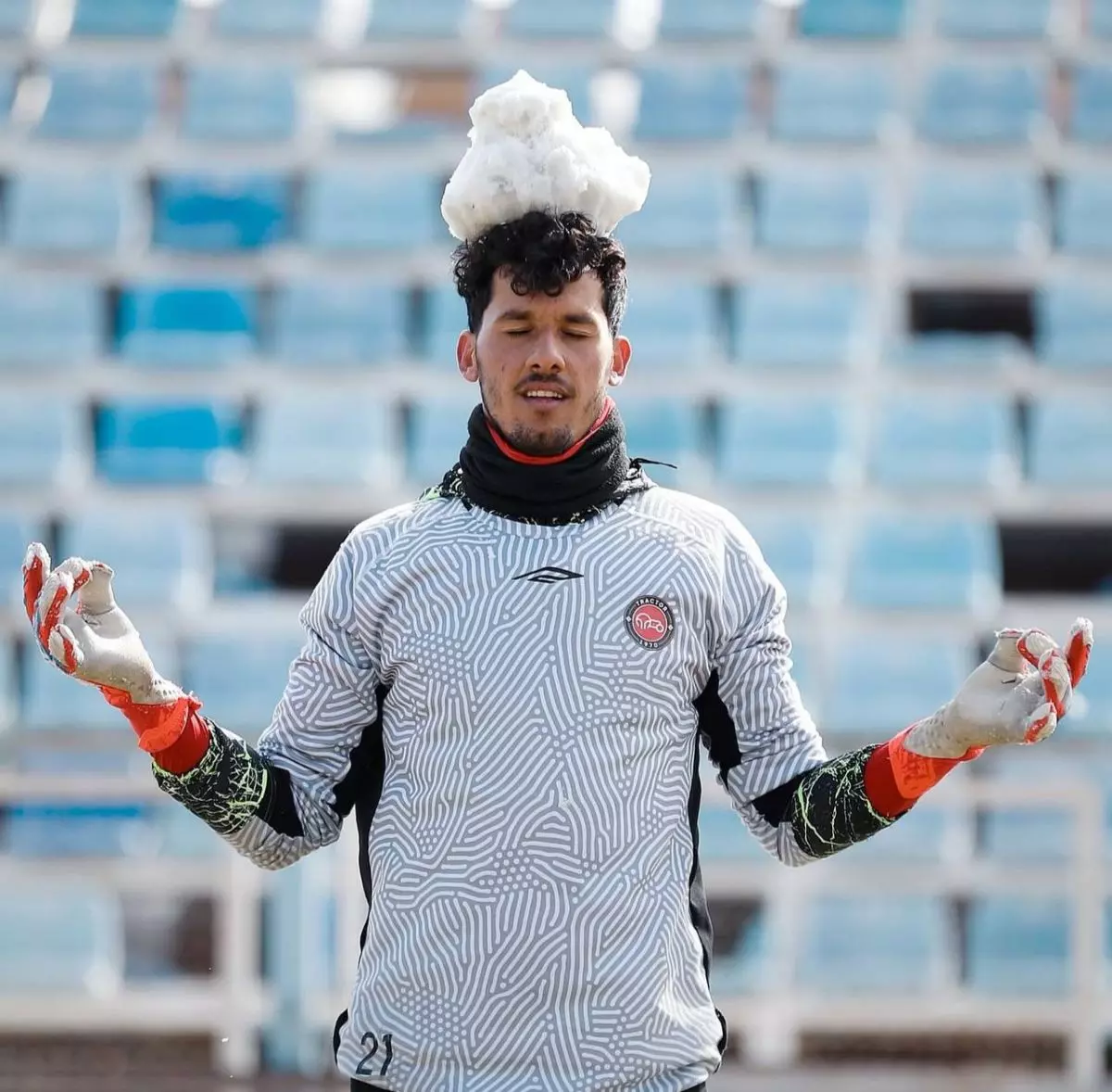 تراکتور ؛ ژست عجیب حسین پورحمیدی با برف روی سر در تمرین تراکتور 