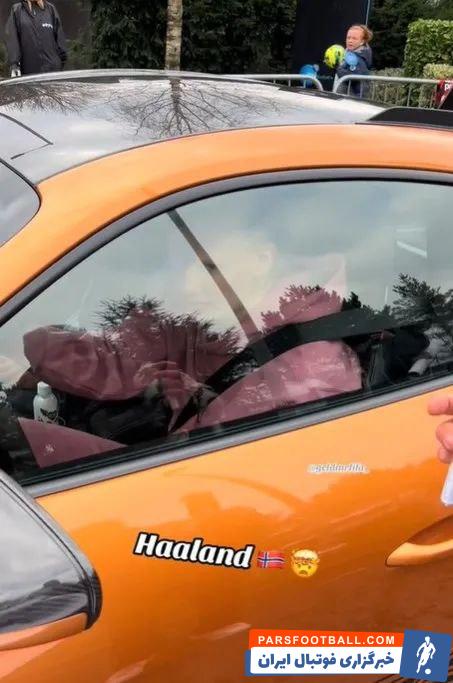 هالند ؛ ارلینگ هالند سوار بر خودروی پورشه 911 GT3 نارنجی رنگ