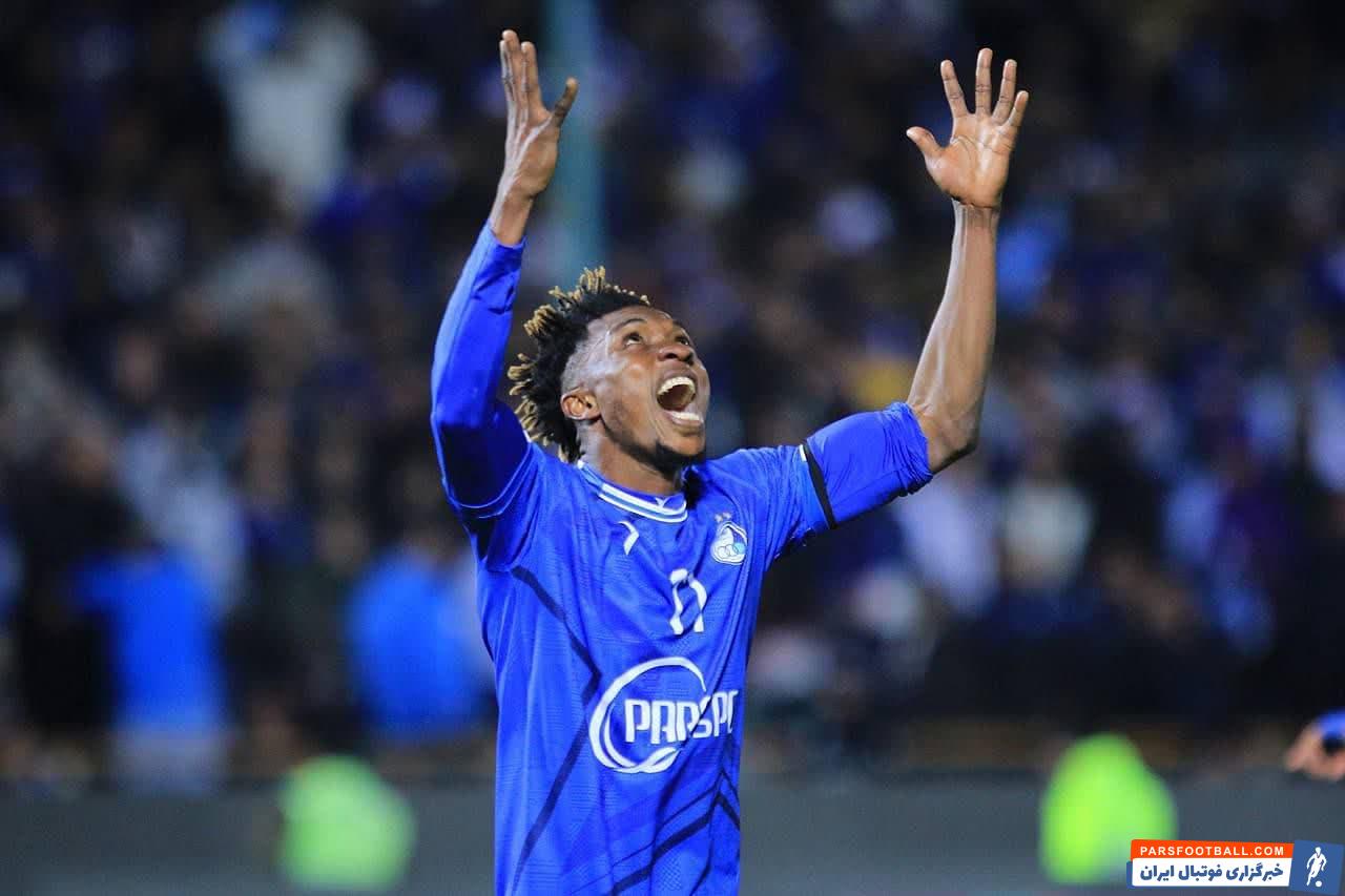 کلیپ ازدحام هواداران استقلال برای ورود به ورزشگاه آزادی با رد کردن فنس ها