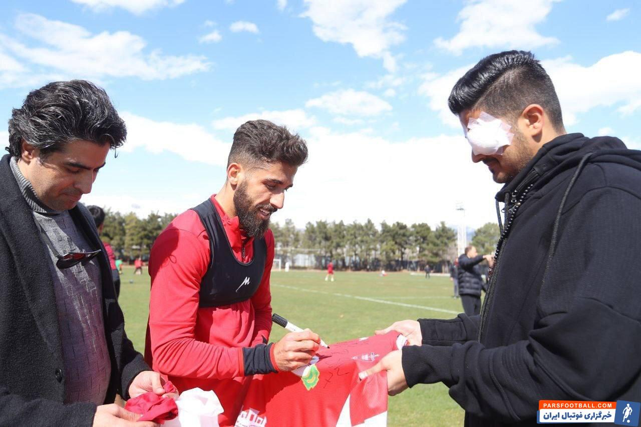 عکس | میهمان ویژه تمرین پرسپولیس؛ استقبال ویژه بازیکنان از یک هوادار