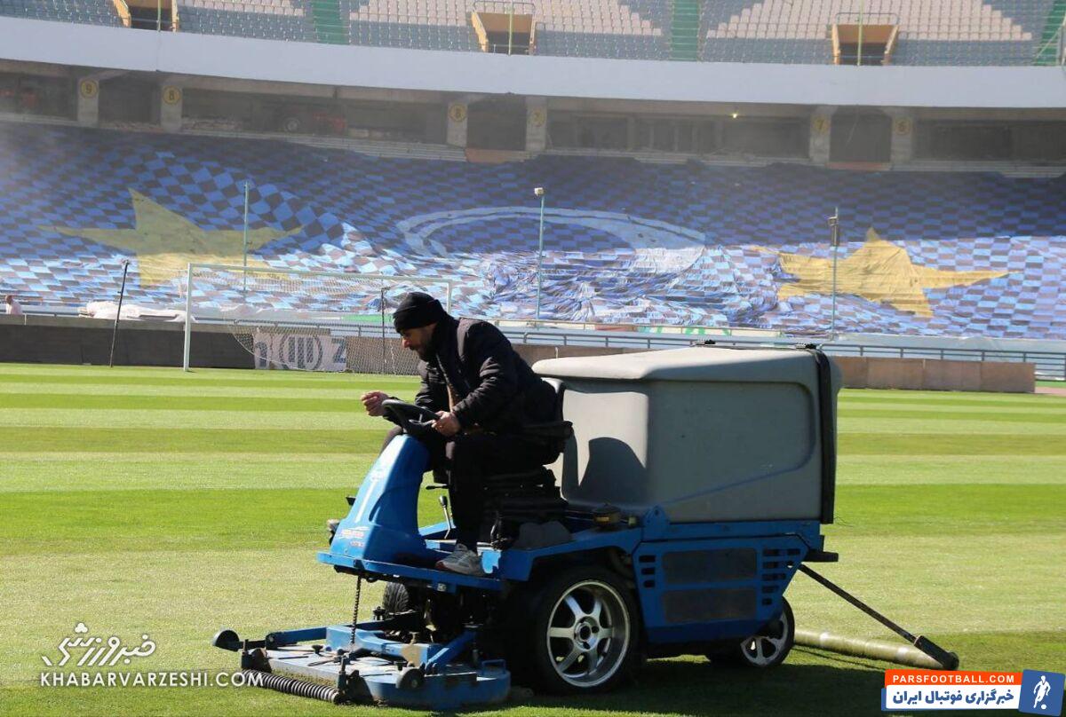 رانندگی روی چمن ورزشگاه آزادی قبل از دربی/ پرچم‌ها پیش از هواداران وارد ورزشگاه شدند +عکس