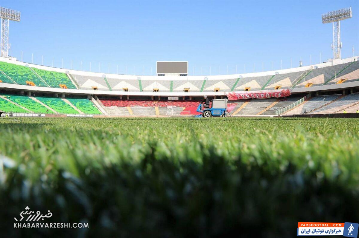 رانندگی روی چمن ورزشگاه آزادی قبل از دربی/ پرچم‌ها پیش از هواداران وارد ورزشگاه شدند +عکس
