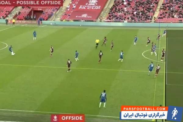 یک عکس قابل تامل؛ صحنه پنالتی پرسپولیس در انگلیس آفساید اعلام می‌شد!