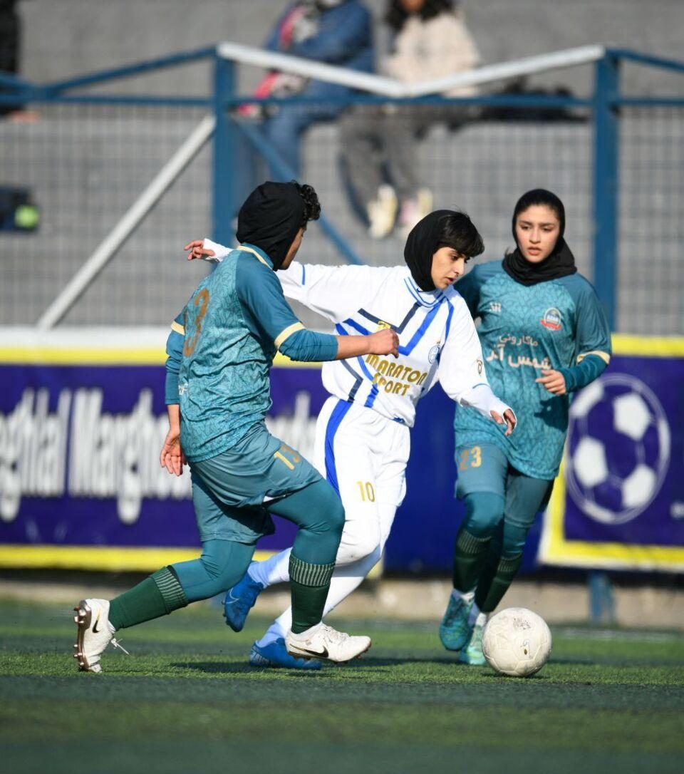 اولین بازی تیم فوتبال زنان استقلال مقابل شمس آذر با نتیجه صفر - صفر مساوی