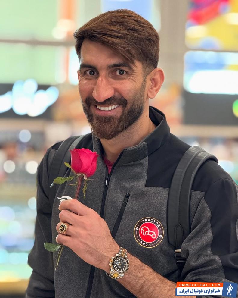 علیرا بیرانوند ؛ اهدای گل رز از سوی هوادار تراکتور به علیرضا بیرانوند