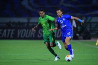 کلیپ ازدحام هواداران استقلال برای ورود به ورزشگاه آزادی با رد کردن فنس ها