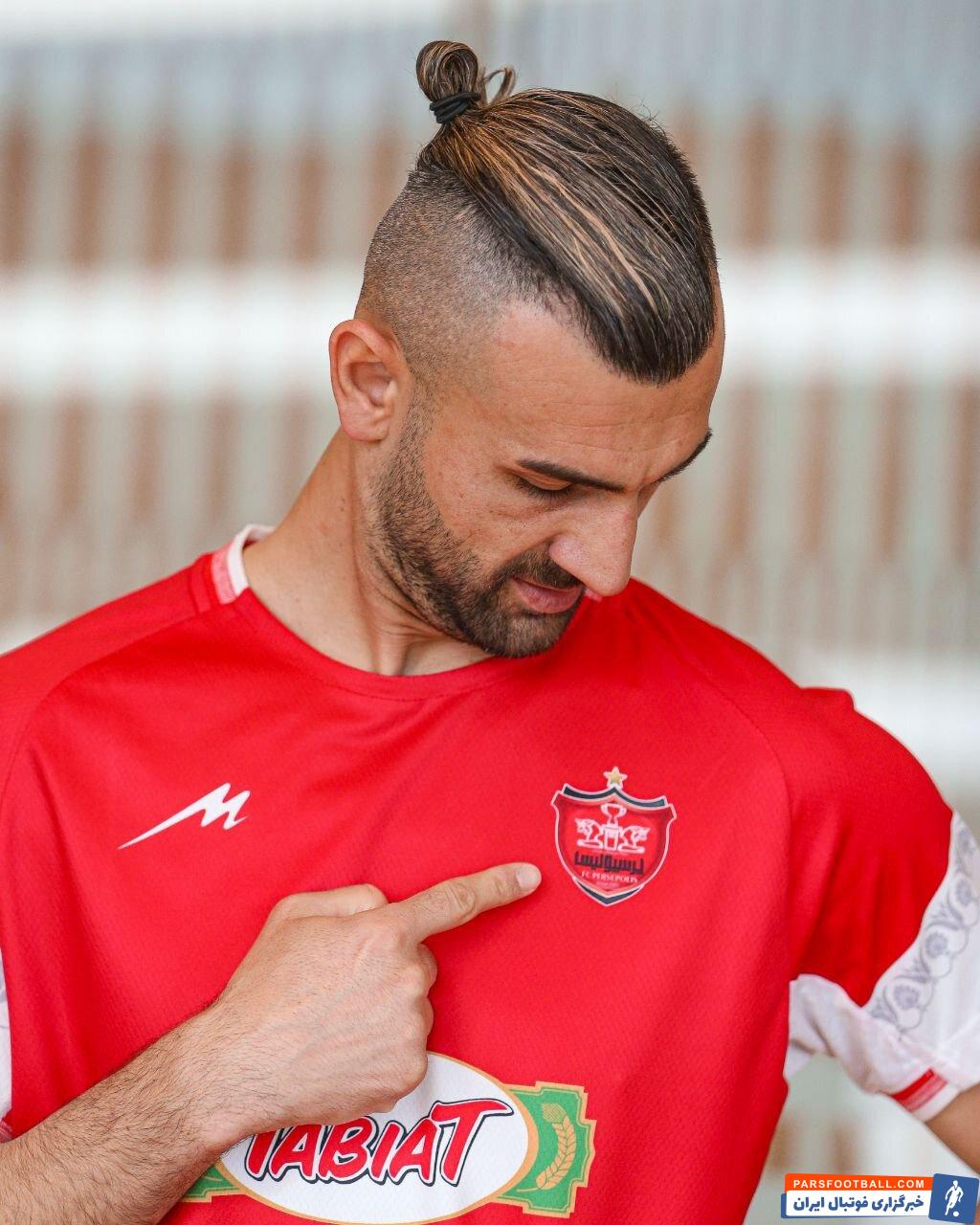 سردار دورسون با پیراهن پرسپولیس در اردوی این تیم حضور پیدا کرد