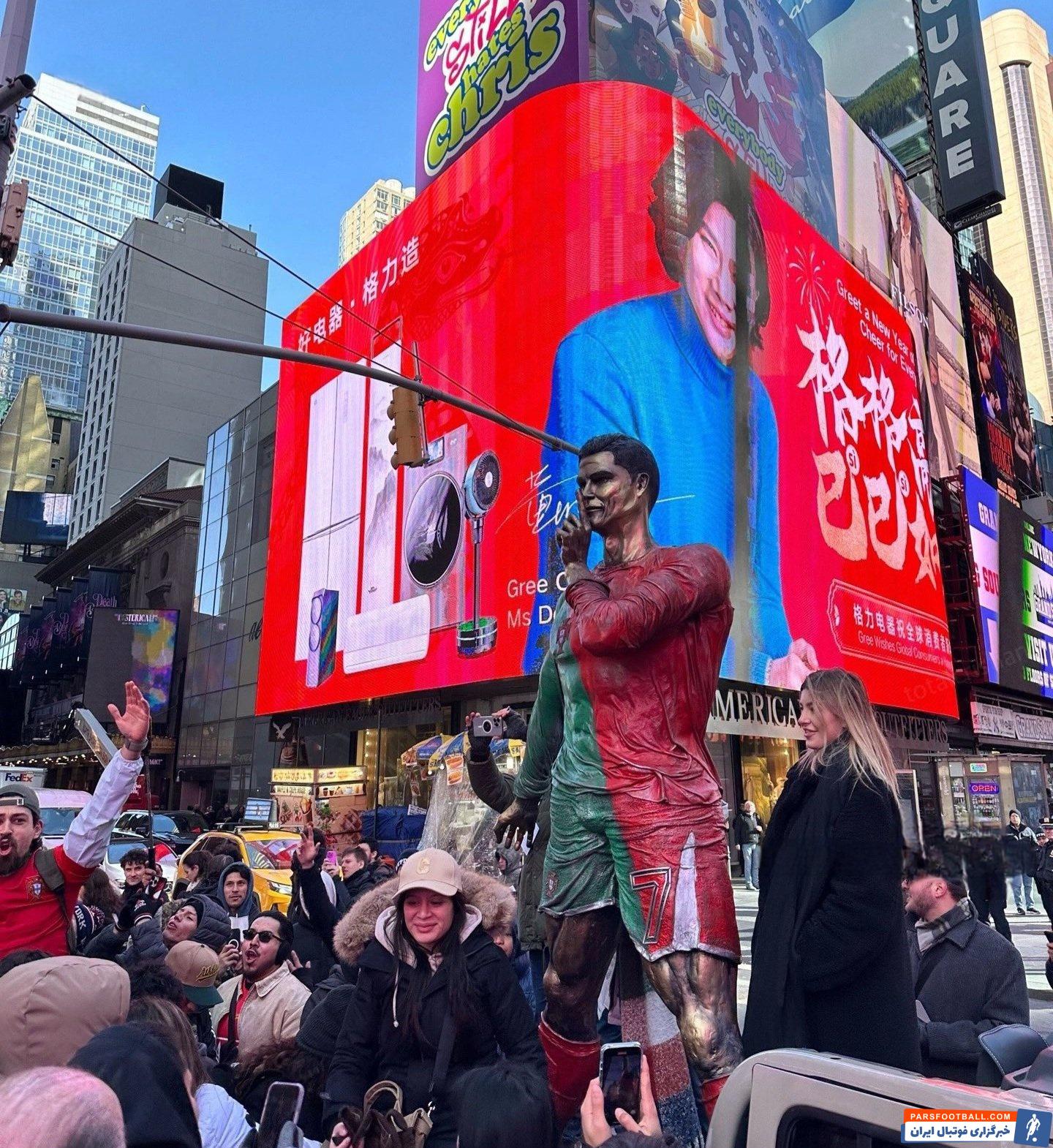 رونالدو ؛ رونمایی از مجسمه کریستیانو رونالدو در میدان تایمز نیویورک