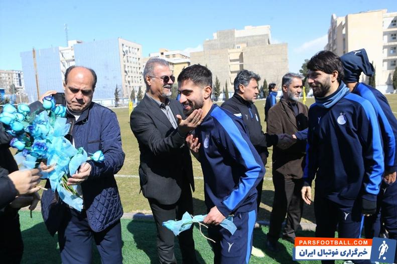 استقلال ؛ اهدای گل های آبی از سوی مدیرعامل استقلال به بازیکنان این تیم در تمرین