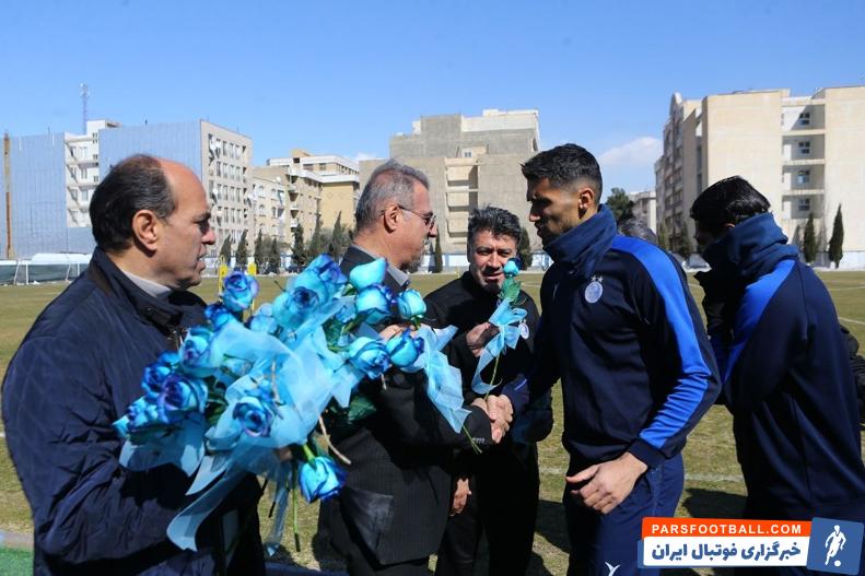 استقلال ؛ اهدای گل های آبی از سوی مدیرعامل استقلال به بازیکنان این تیم در تمرین