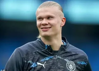 هالند ؛ ارلینگ هالند سوار بر خودروی پورشه 911 GT3 نارنجی رنگ