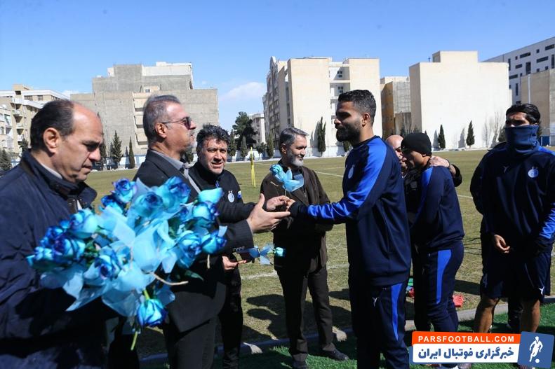 استقلال ؛ اهدای گل های آبی از سوی مدیرعامل استقلال به بازیکنان این تیم در تمرین