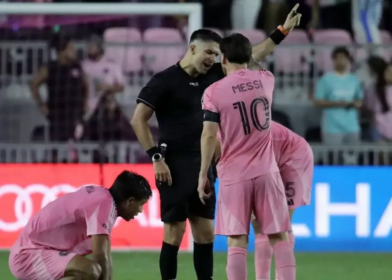 مسی ؛ تصاویر حمله مسی به داور و کمک داور پس از تساوی اینترمیامی مقابل نیویورک