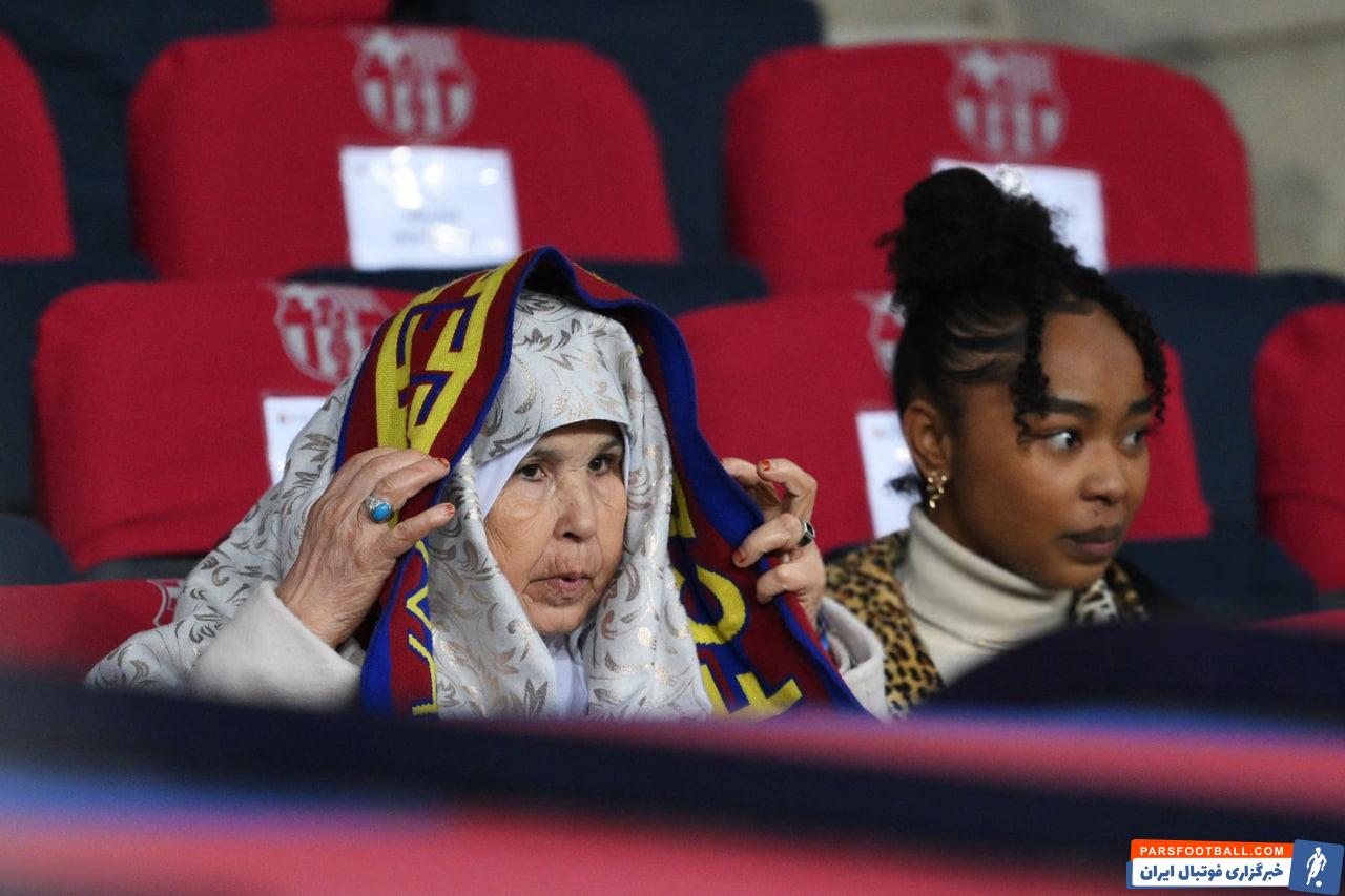 یامال ؛ فاطمه، مادربزرگ یامال در استادیوم مونتجوئیک در دیدار بارسلونا برابر وایکانو