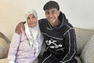 یامال ؛ فاطمه، مادربزرگ یامال در استادیوم مونتجوئیک در دیدار بارسلونا برابر وایکانو