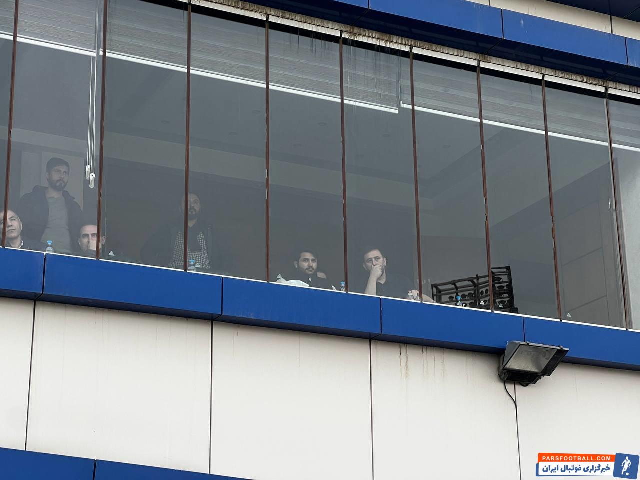 پیکان ؛ عارف غلامی ستاره تراکتور تماشاگر دیدار مس سونگون و پیکان در لیگ یک