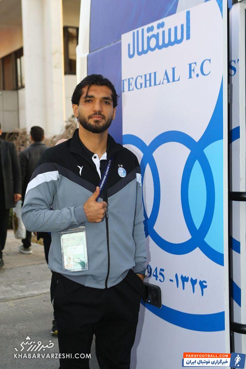 عکس یادگاری ستاره‌های استقلال با اتوبوس جدید باشگاه