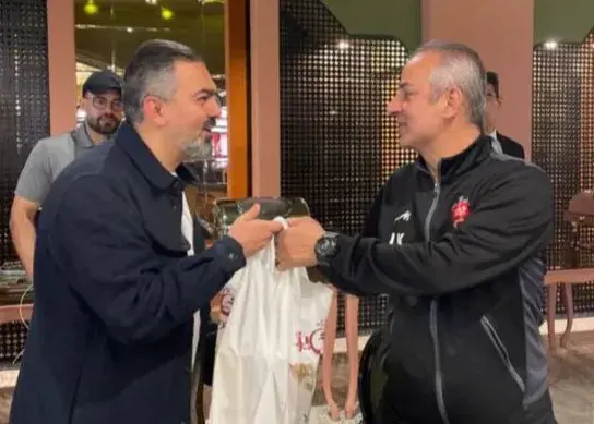 هدیه ویژه علی عطایی مدیرعامل چادرملو به اسماعیل کارتال سرمربی پرسپولیس