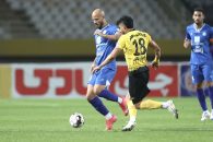 در رقابت‌های لیگ برتر تراکتور با یک بازی کمتر نسبت به سپاهان در صدر باقی ماند