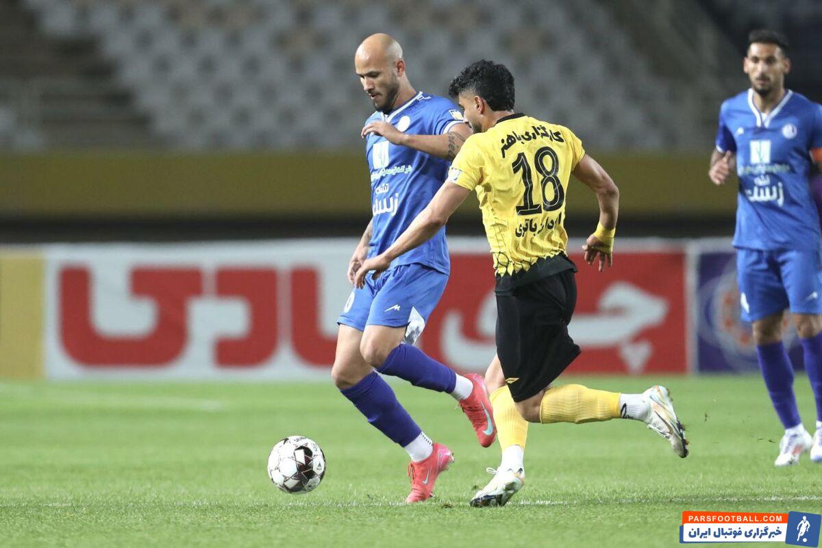 در رقابت‌های لیگ برتر تراکتور با یک بازی کمتر نسبت به سپاهان در صدر باقی ماند