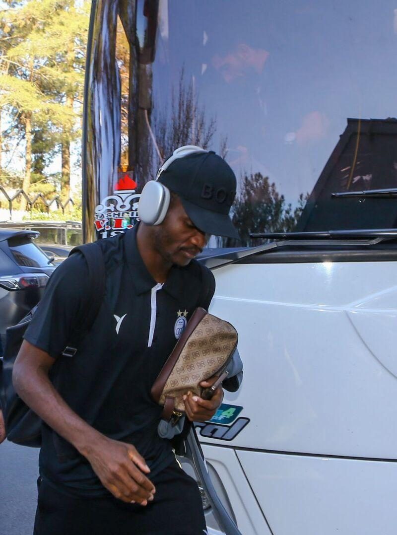 کاروان استقلال در میان استقبال هواداران خود در شهر اصفهان وارد هتل محل اقامت شد