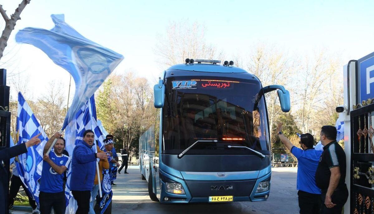 کاروان استقلال در میان استقبال هواداران خود در شهر اصفهان وارد هتل محل اقامت شد