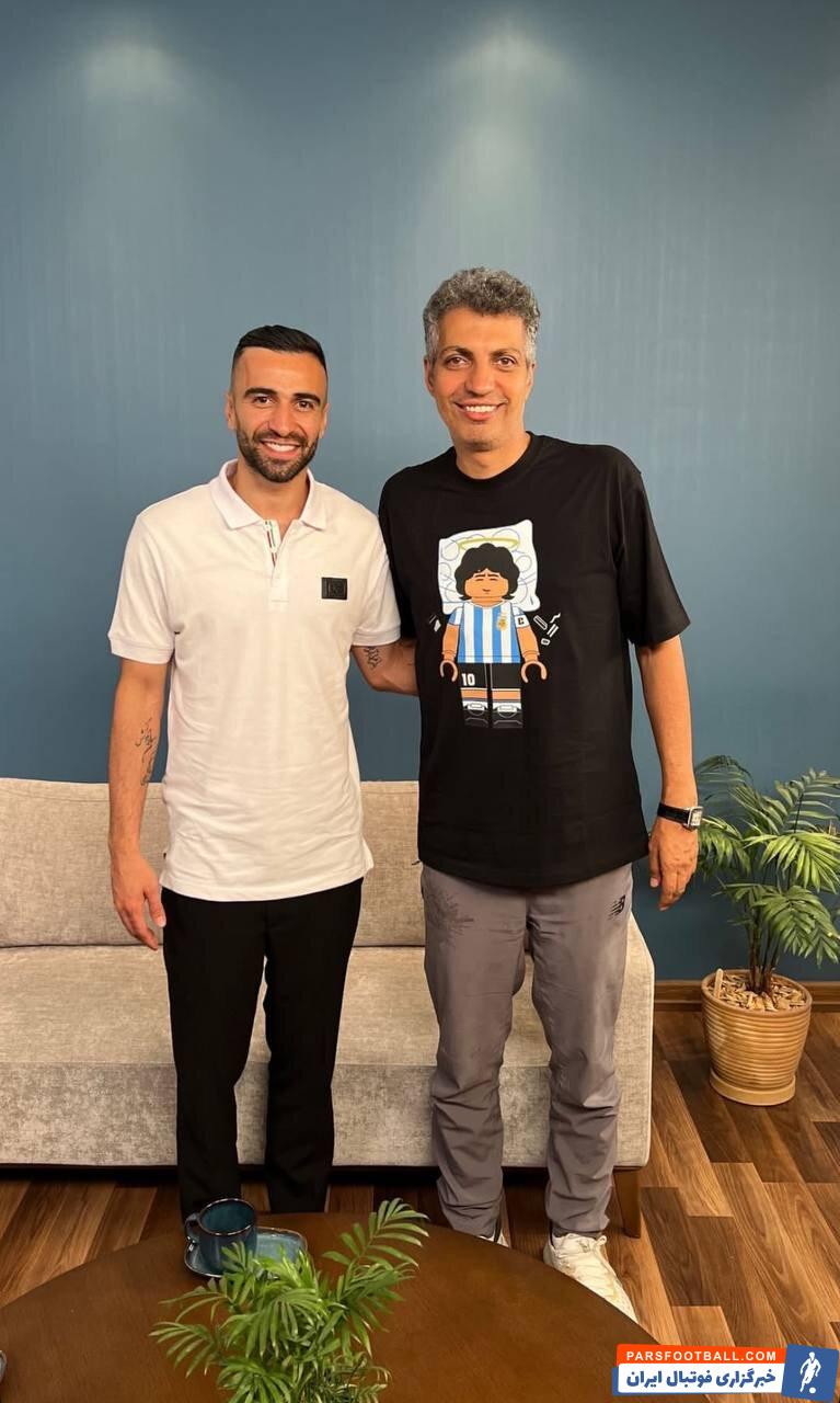 عکس | گیتاریست استقلالی‌ها کنار فردوسی‌پور؛ طرح بامزه مارادونا روی لباس عادل