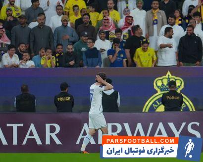 در جریان بازی استقلال ماشاریپوف دستانش را روی گوشهای خود قرار داد