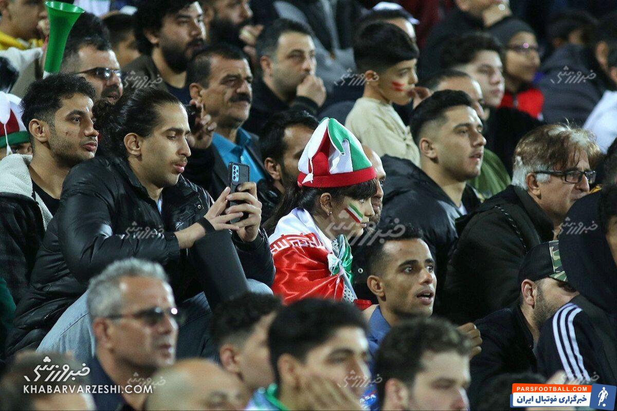 دختر شنل به دوش در جایگاه آقایان استادیوم آزادی +عکس