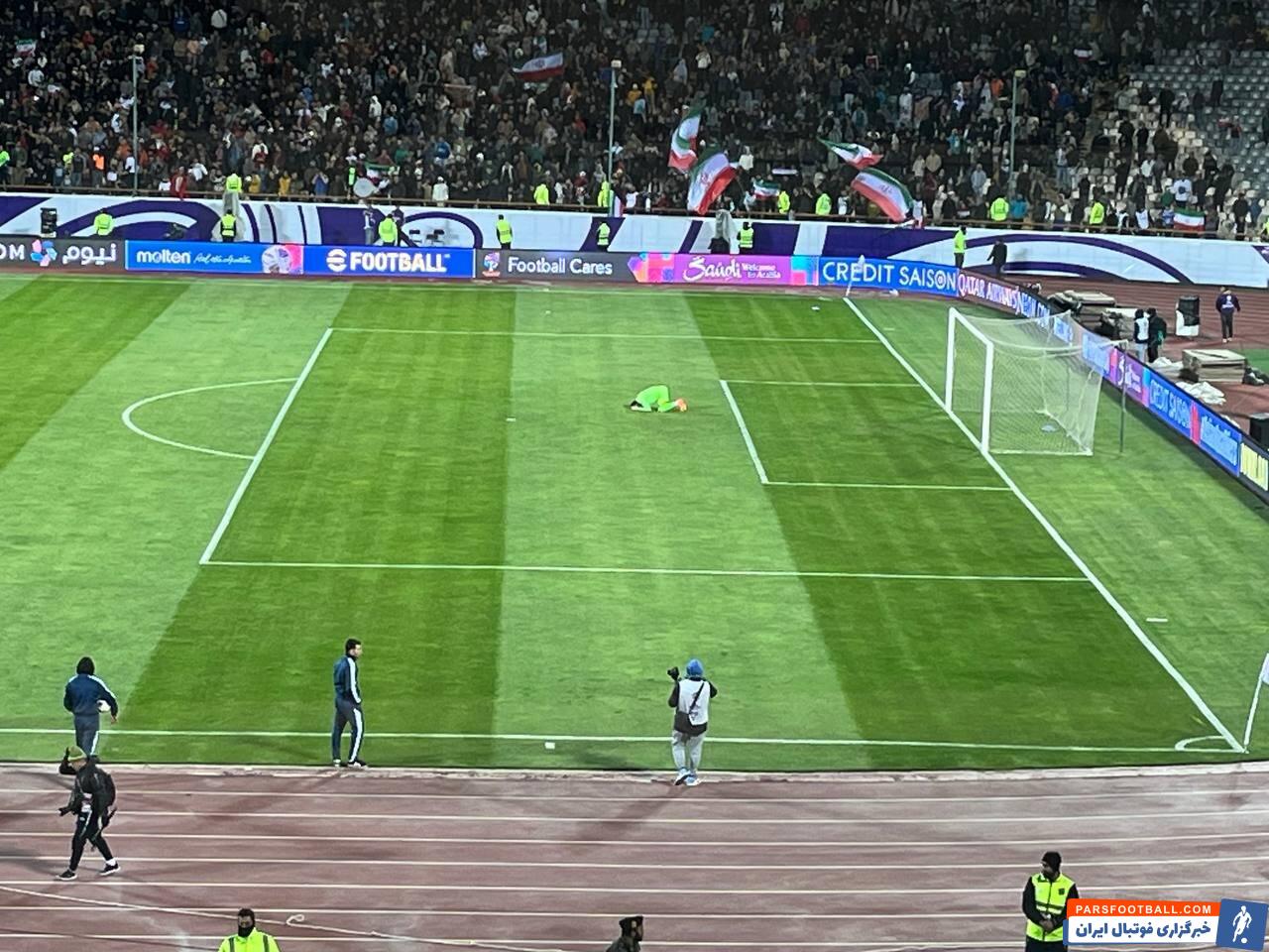 عکس| اشک بیرانوند پس از صعود به جام جهانی/ علی بیرو روی دستان بازیکنان تیم ملی