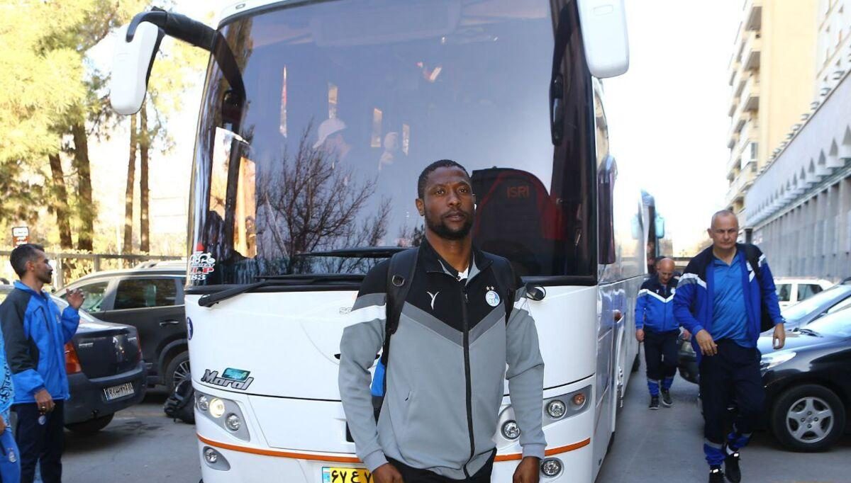 کاروان استقلال در میان استقبال هواداران خود در شهر اصفهان وارد هتل محل اقامت شد