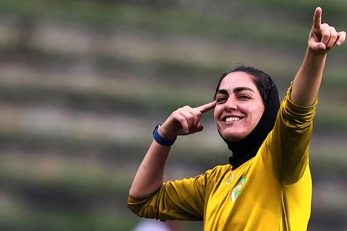 زهرا قنبری کاپیتان تیم ملی فوتبال زنان ایران در غم از دست دادن پدر خود به سوگ نشست