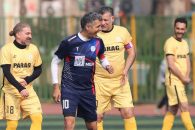 عادل فردوسی پور در کنسرت و درحال تماشای بازی فوتبال دیده شد