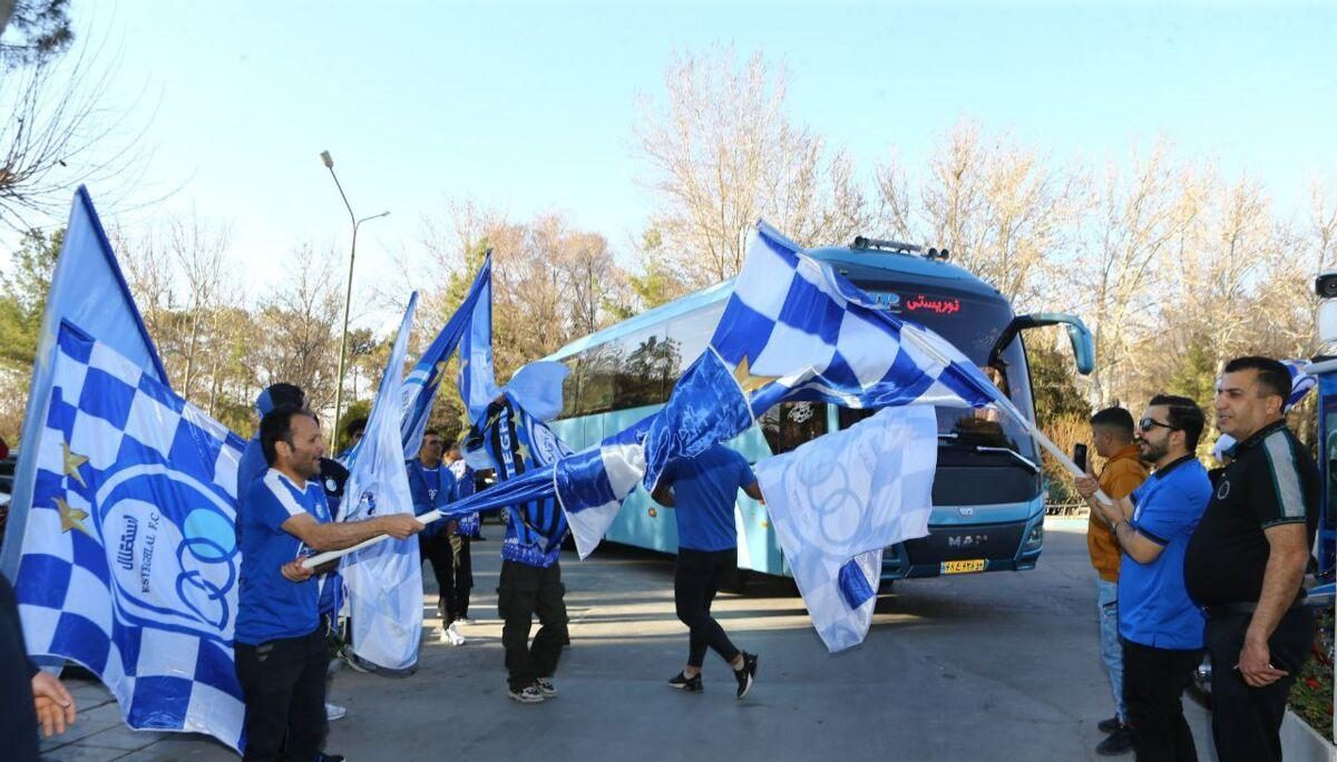 کاروان استقلال در میان استقبال هواداران خود در شهر اصفهان وارد هتل محل اقامت شد