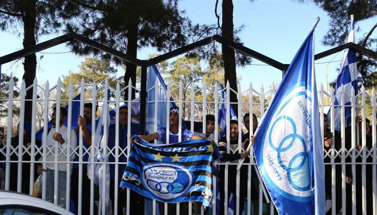 کاروان استقلال در میان استقبال هواداران خود در شهر اصفهان وارد هتل محل اقامت شد