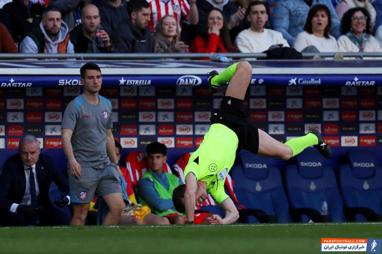 تصویر عجیب از لحظه سرنگون شدن کمک داور بازی اسپانیول - اتلتیکو 