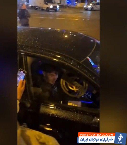 هوادار اتلتیکومادرید لوگوی بزرگ باشگاه رئال مادرید را به براهیم دیاز هدیه داد