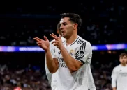 هوادار اتلتیکومادرید لوگوی بزرگ باشگاه رئال مادرید را به براهیم دیاز هدیه داد