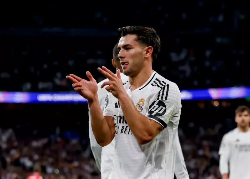 هوادار اتلتیکومادرید لوگوی بزرگ باشگاه رئال مادرید را به براهیم دیاز هدیه داد