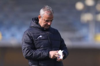 اسماعیل کارتال با چهرهای گرفته و متفکر در تمرین ریکاوری پرسپولیس