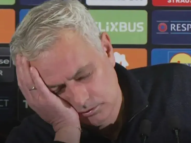 ژوزه مورینیو در نشست خبری پس از دیدار تیمش برابر رنجرز خودش را به خواب زد