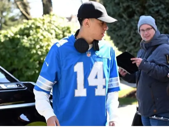 حضور موسیالا در هتل تیم آلمان با پیراهن تیم فوتبال آمریکایی، دیترویت لاینز