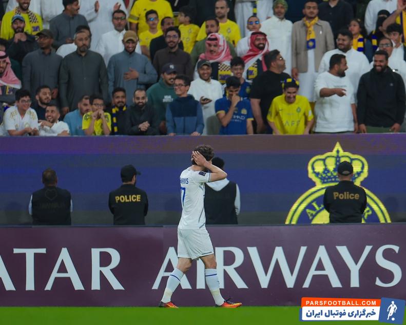 ماشاریپوف ستاره استقلال برابر هوادارن النصر گوش هایش را با دستانش گرفت