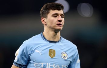 اهدای دستگاه ماشین مرسدس بنز جیکلاس به خوسانوف از سوی فدراسیون ازبکستان