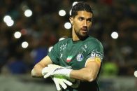 کلیپ تشویق شدید هواداران استقلال برای سید حسین حسینی در ورزشگاه آزادی