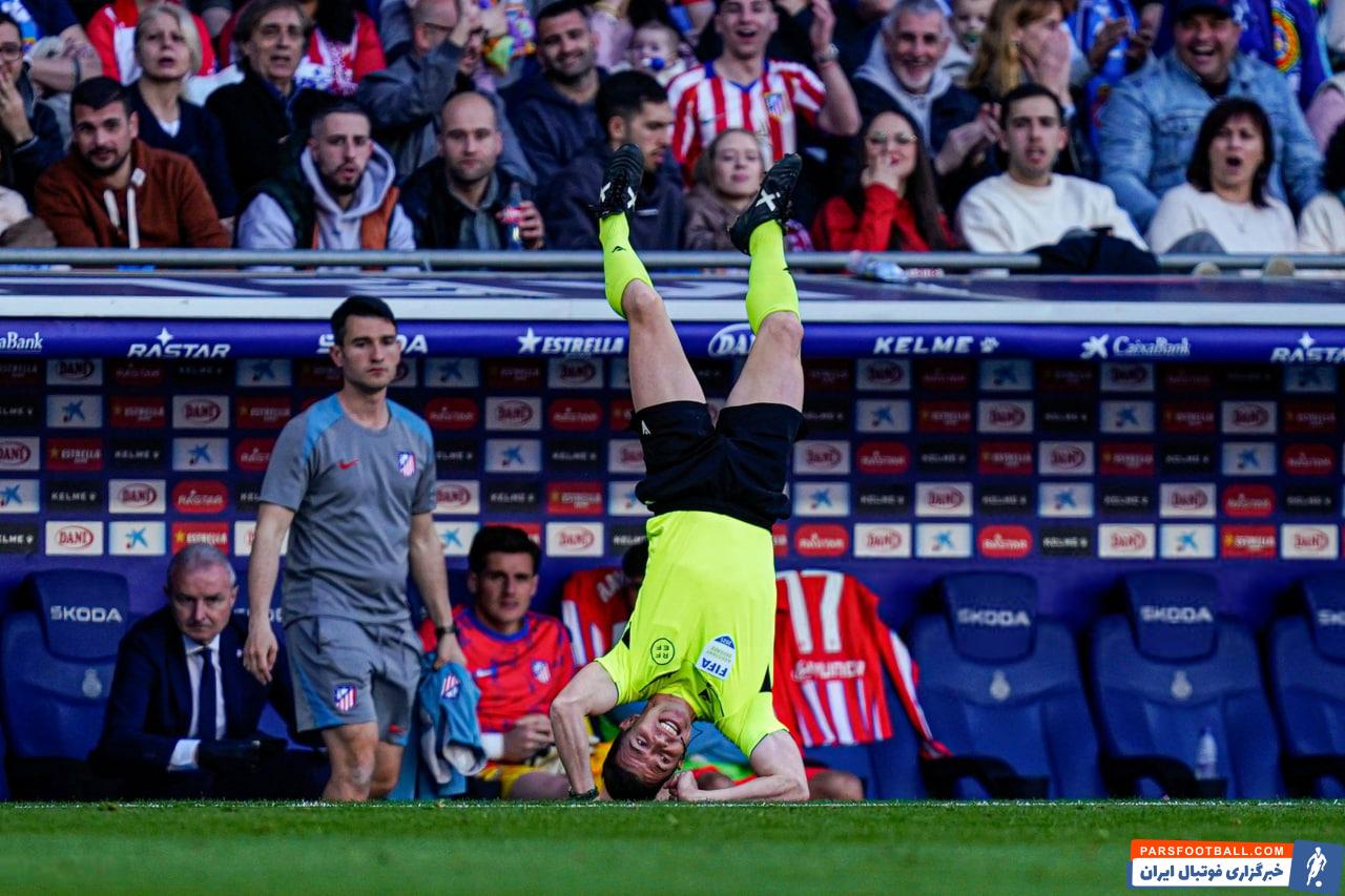 تصویر عجیب از لحظه سرنگون شدن کمک داور بازی اسپانیول - اتلتیکو