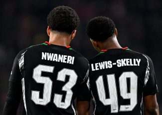 تصویر ایتن وانری و مایلز لوئیس اسکلی در آکادمی آرسنال