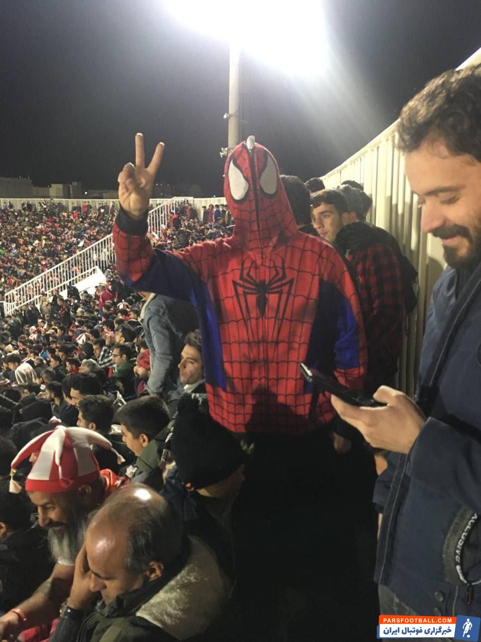 لیگ برتر؛ یکی از هواداران پرسپولیس با لباس اسپایدرمن در دیدار چادرملو حضور پیدا کرد