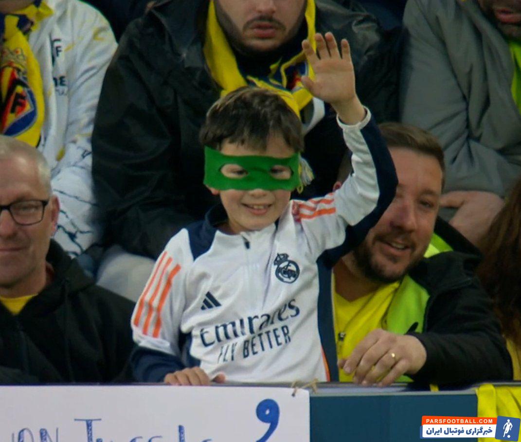 هوادار رئال مادرید با ماسک لاک پشت های نینجا حامی کیلیان امباپه